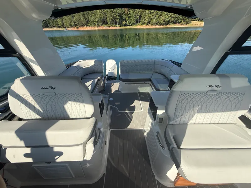 Slide: The Image of Sea Ray 370 SUNDANCER OUTBOARD 2022 - 39
