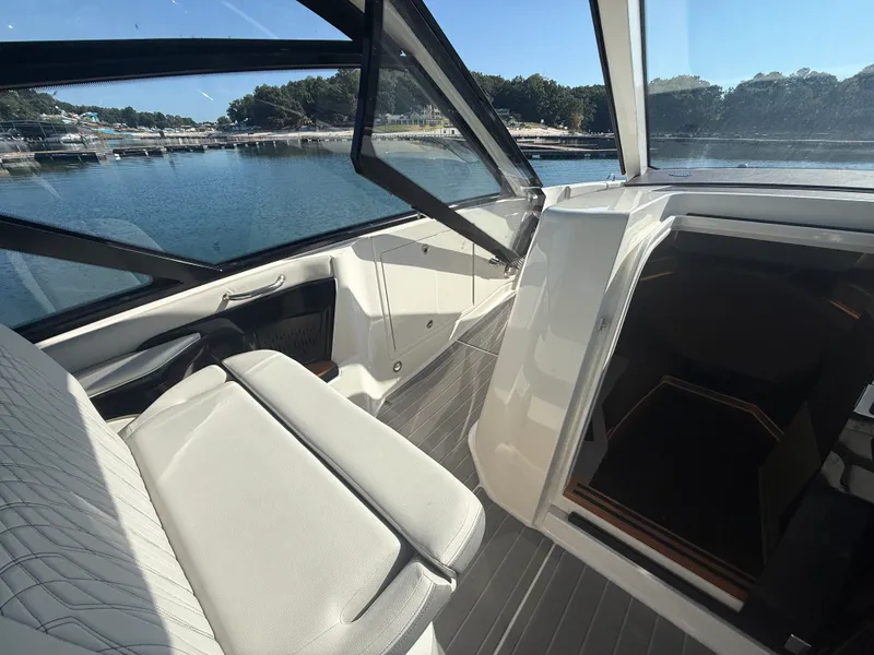 Slide: The Image of Sea Ray 370 SUNDANCER OUTBOARD 2022 - 44