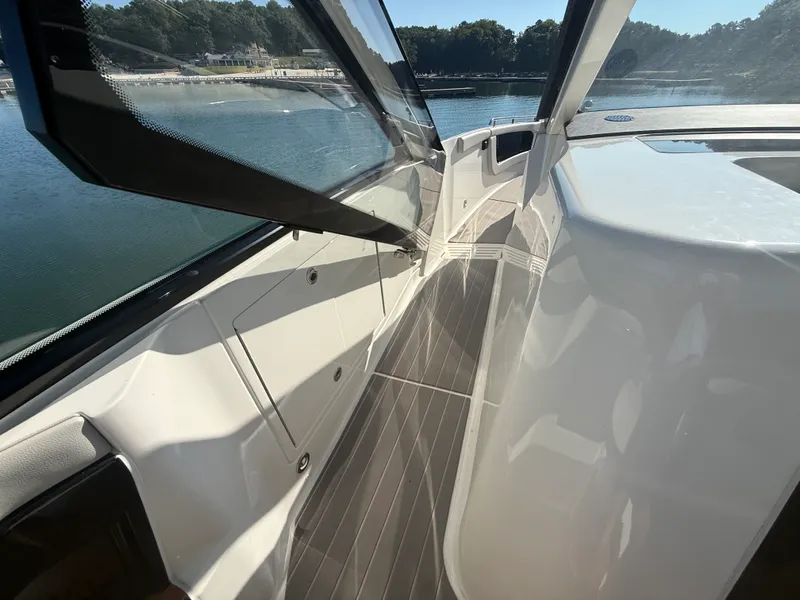 Slide: The Image of Sea Ray 370 SUNDANCER OUTBOARD 2022 - 45