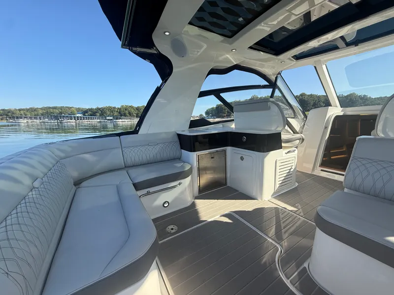 Slide: The Image of Sea Ray 370 SUNDANCER OUTBOARD 2022 - 26