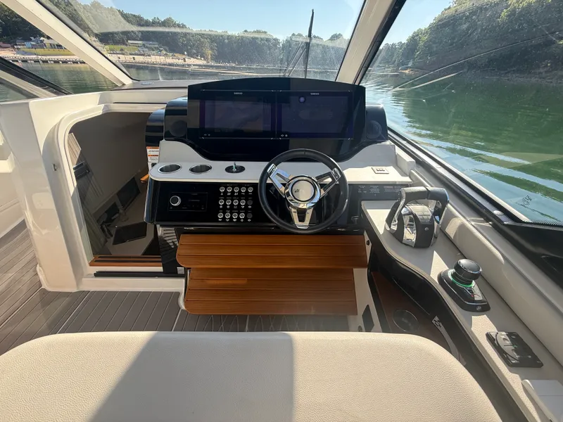 Slide: The Image of Sea Ray 370 SUNDANCER OUTBOARD 2022 - 35