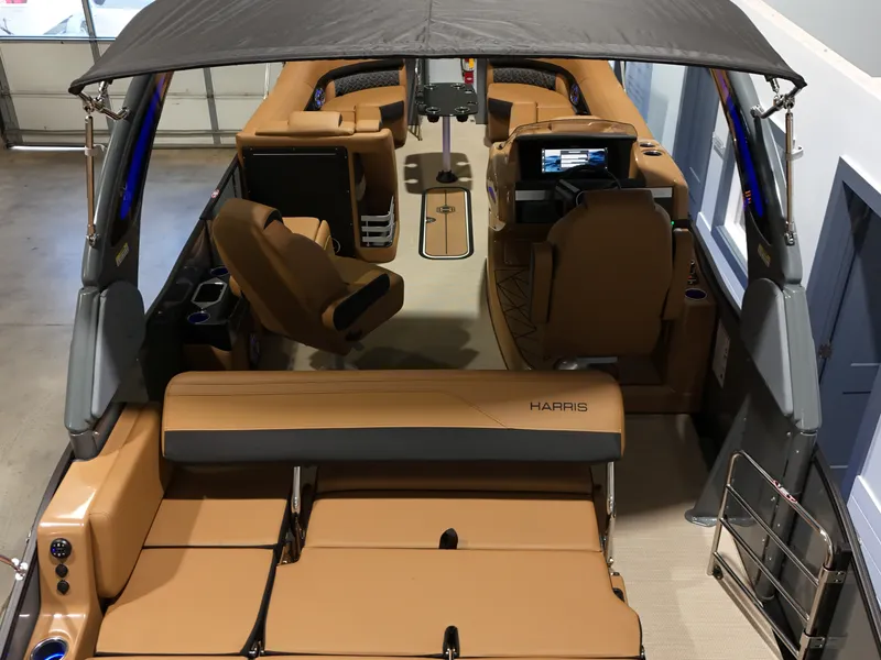 Slide: The Image of Harris Grand Mariner 250 2027 - 12
