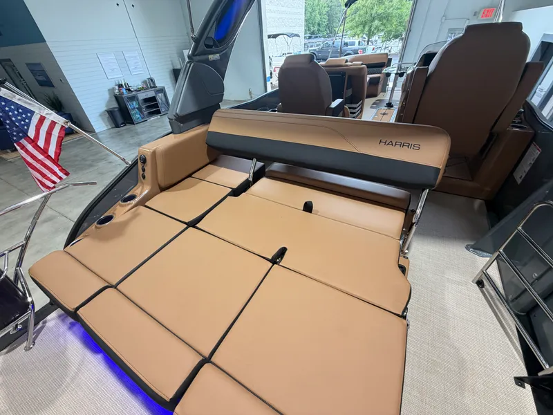 Slide: The Image of Harris Grand Mariner 250 2027 - 18