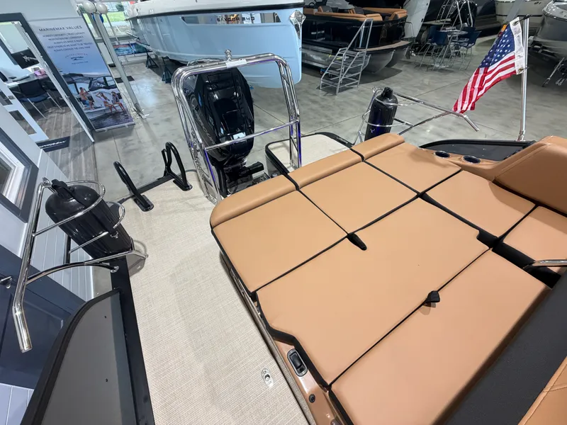 Slide: The Image of Harris Grand Mariner 250 2027 - 17