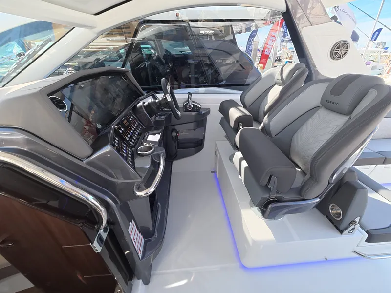 Slide: The Image of Galeon 335 GTO 2027 - 14