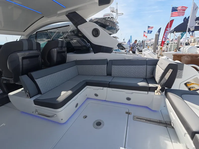 Slide: The Image of Galeon 335 GTO 2027 - 7