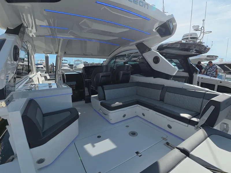 Slide: The Image of Galeon 335 GTO 2027 - 6