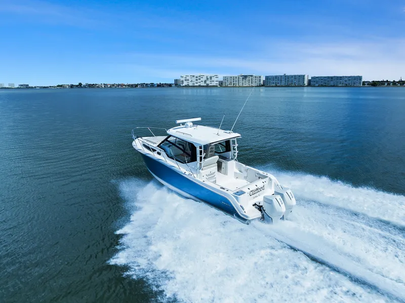 Slide: The Image of Boston Whaler 325 CONQUEST 2023 - 17