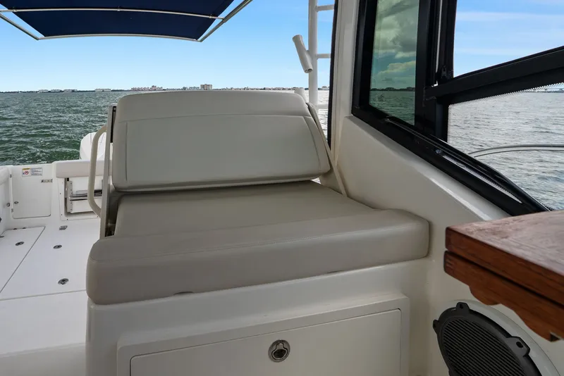 Slide: The Image of Boston Whaler 325 CONQUEST 2023 - 42
