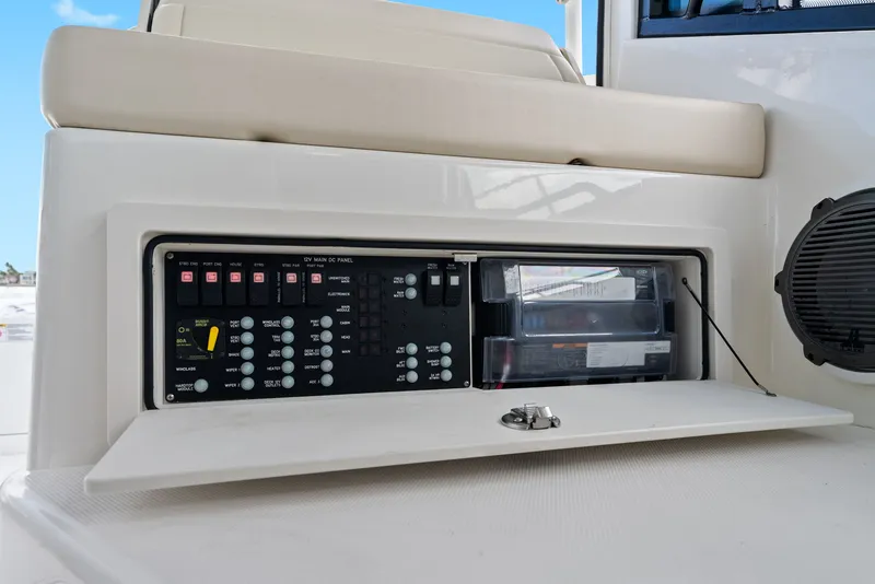 Slide: The Image of Boston Whaler 325 CONQUEST 2023 - 54