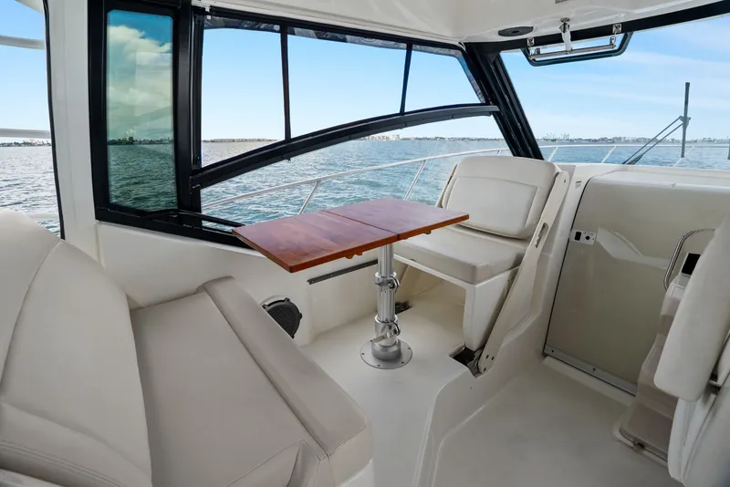 Slide: The Image of Boston Whaler 325 CONQUEST 2023 - 44