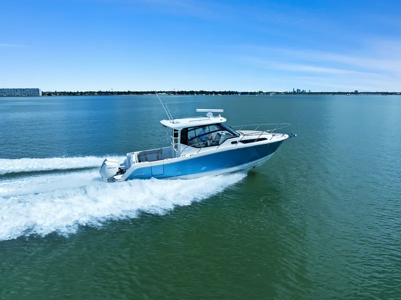 Slide: The Image of Boston Whaler 325 CONQUEST 2023 - 13