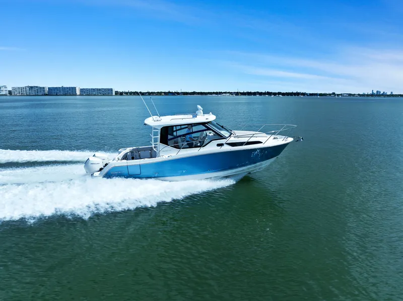 Slide: The Image of Boston Whaler 325 CONQUEST 2023 - 14