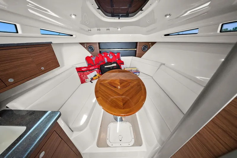 Slide: The Image of Boston Whaler 325 CONQUEST 2023 - 22