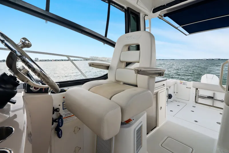 Slide: The Image of Boston Whaler 325 CONQUEST 2023 - 51