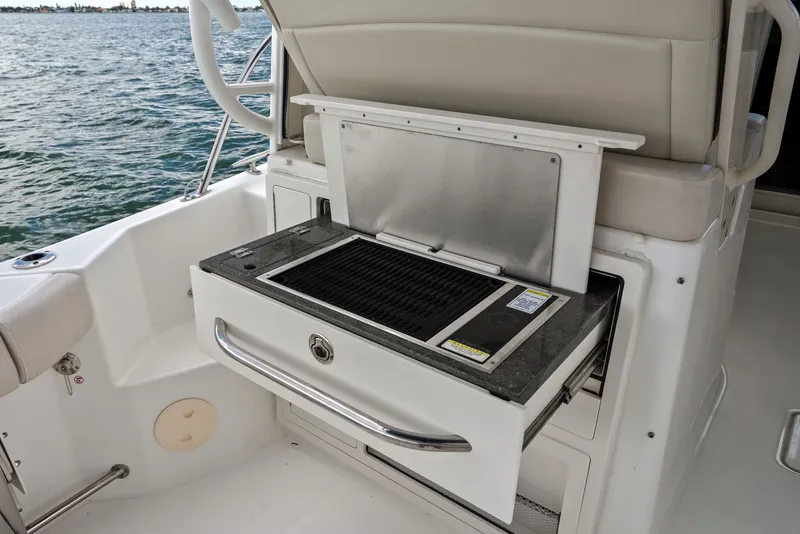 Slide: The Image of Boston Whaler 325 CONQUEST 2023 - 33