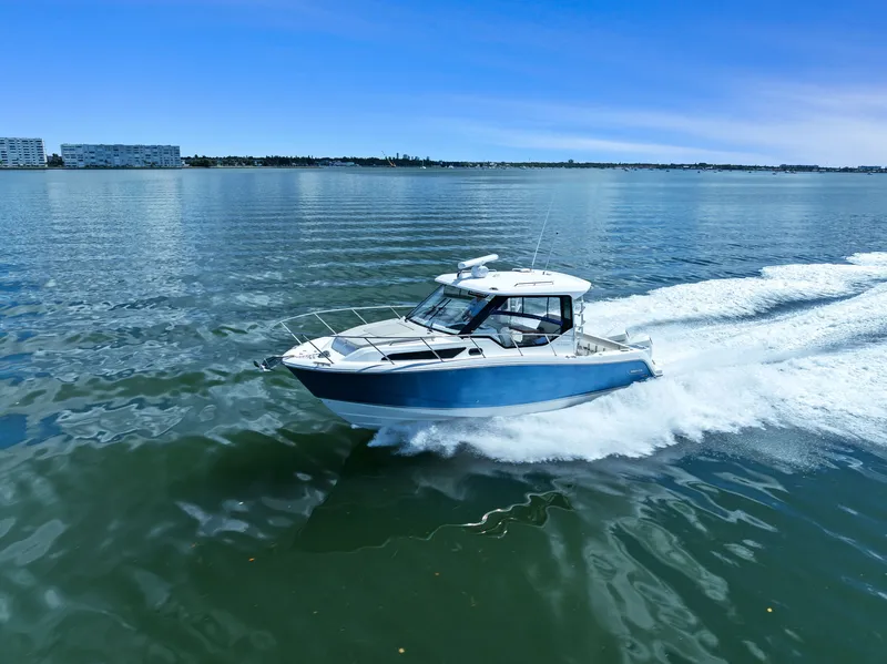 Slide: The Image of Boston Whaler 325 CONQUEST 2023 - 18