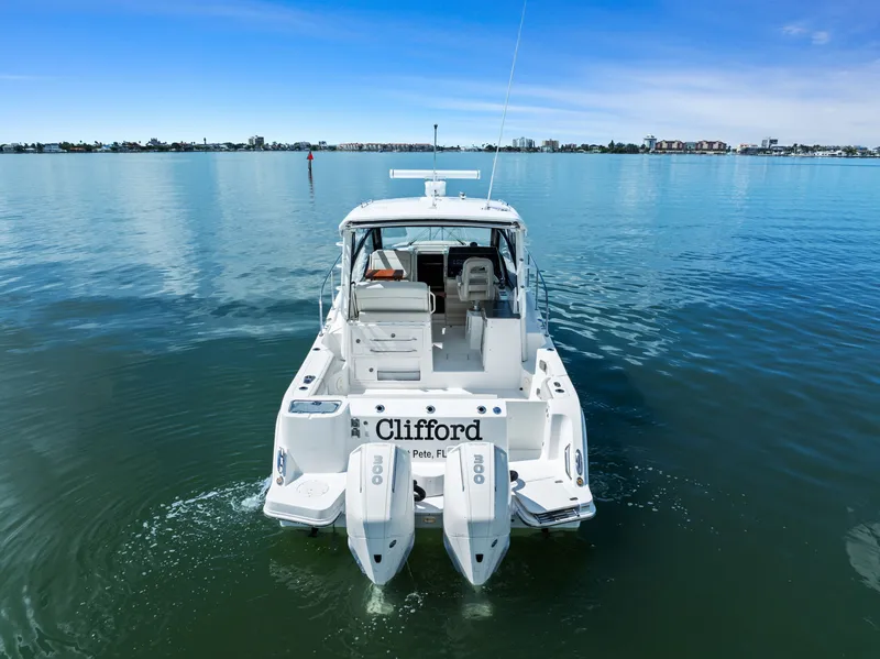 Slide: The Image of Boston Whaler 325 CONQUEST 2023 - 9
