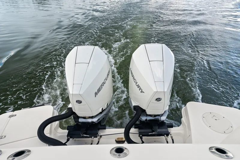Slide: The Image of Boston Whaler 325 CONQUEST 2023 - 55