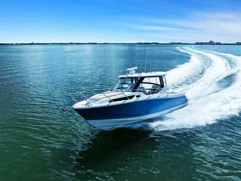 Slide: The Image of Boston Whaler 325 CONQUEST 2023 - 19