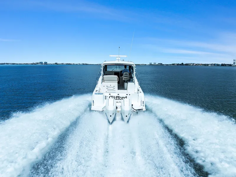 Slide: The Image of Boston Whaler 325 CONQUEST 2023 - 16