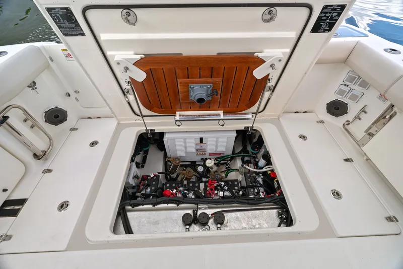 Slide: The Image of Boston Whaler 325 CONQUEST 2023 - 57