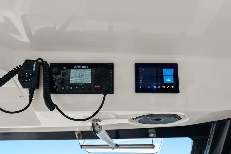 Slide: The Image of Boston Whaler 325 CONQUEST 2023 - 50