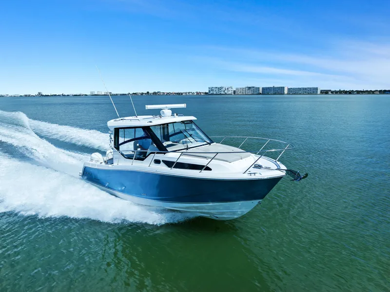 Slide: The Image of Boston Whaler 325 CONQUEST 2023 - 15