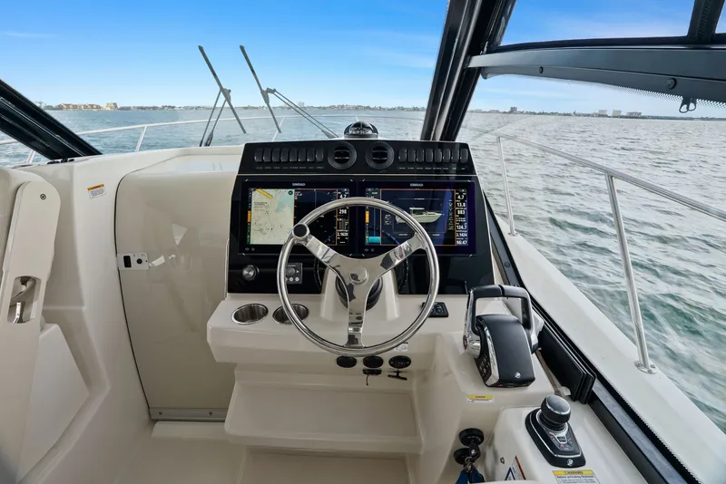 Slide: The Image of Boston Whaler 325 CONQUEST 2023 - 45