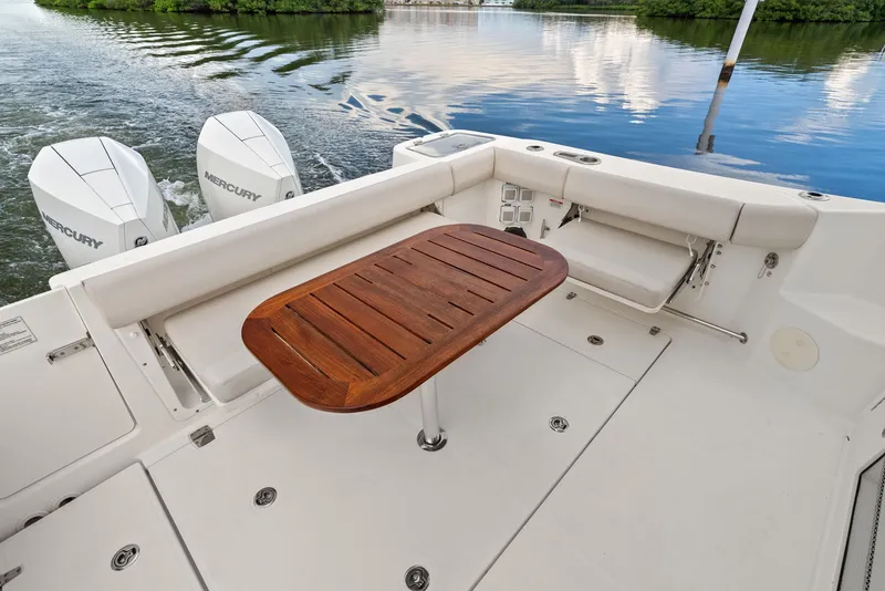 Slide: The Image of Boston Whaler 325 CONQUEST 2023 - 60