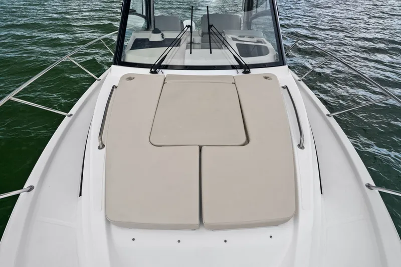 Slide: The Image of Boston Whaler 325 CONQUEST 2023 - 30