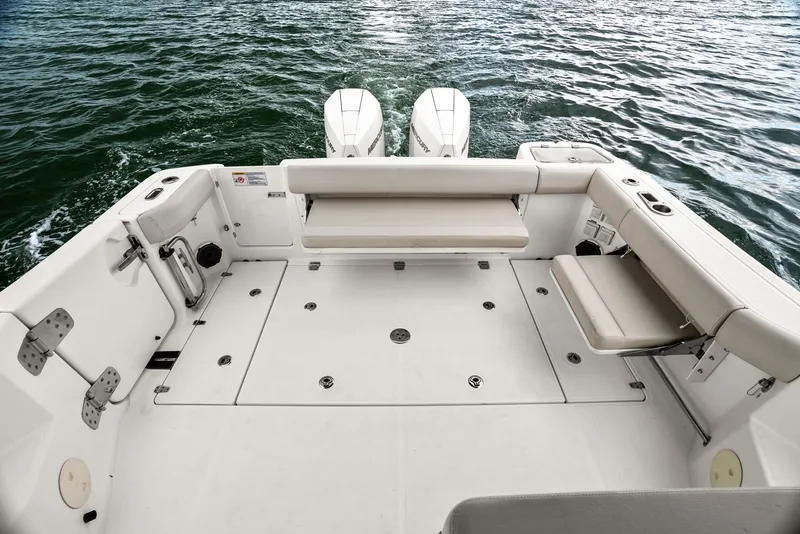 Slide: The Image of Boston Whaler 325 CONQUEST 2023 - 36
