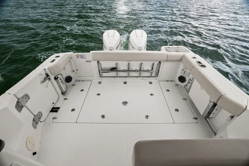 Slide: The Image of Boston Whaler 325 CONQUEST 2023 - 35