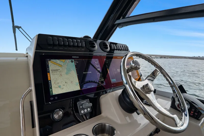 Slide: The Image of Boston Whaler 325 CONQUEST 2023 - 47