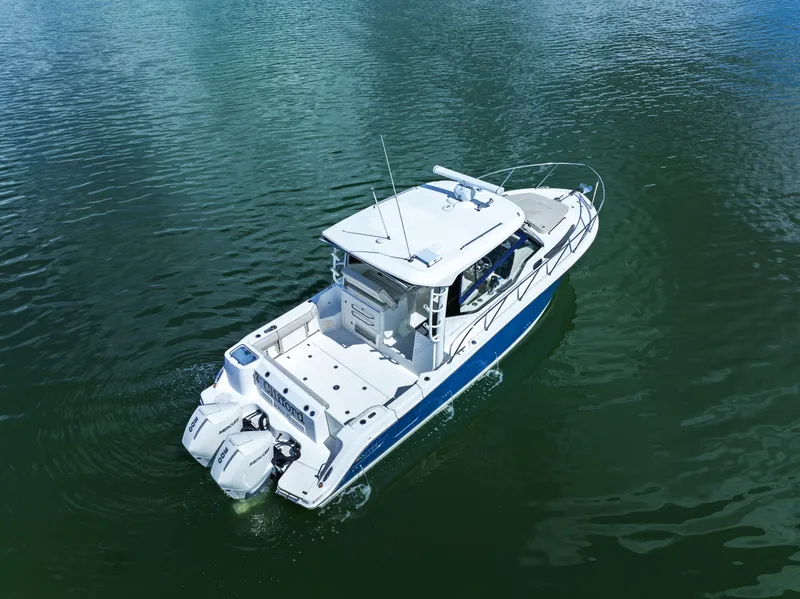 Slide: The Image of Boston Whaler 325 CONQUEST 2023 - 7