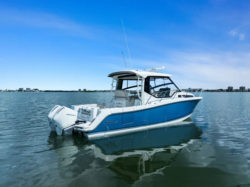 Slide: The Image of Boston Whaler 325 CONQUEST 2023 - 5