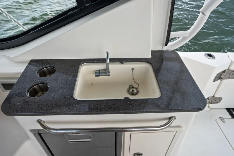 Slide: The Image of Boston Whaler 325 CONQUEST 2023 - 39