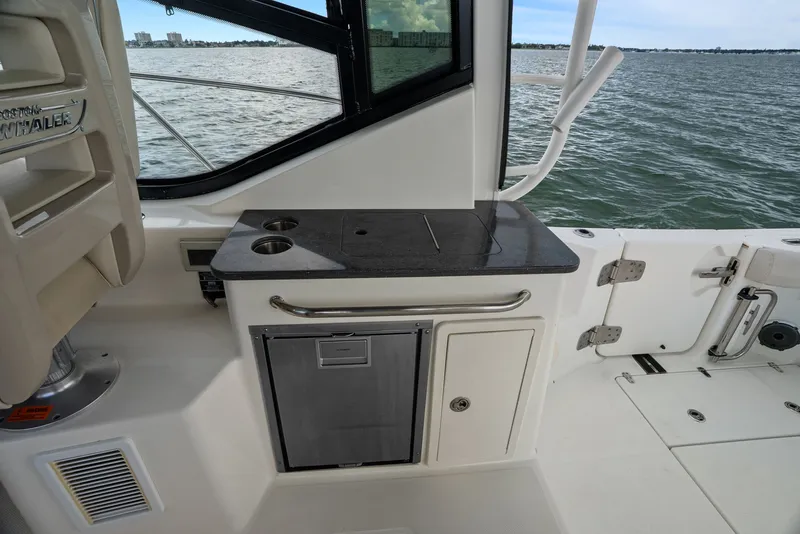 Slide: The Image of Boston Whaler 325 CONQUEST 2023 - 41