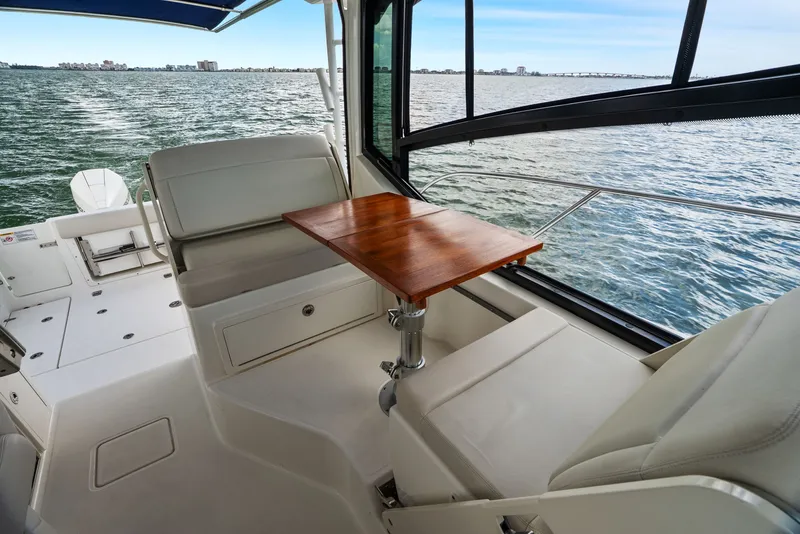 Slide: The Image of Boston Whaler 325 CONQUEST 2023 - 43