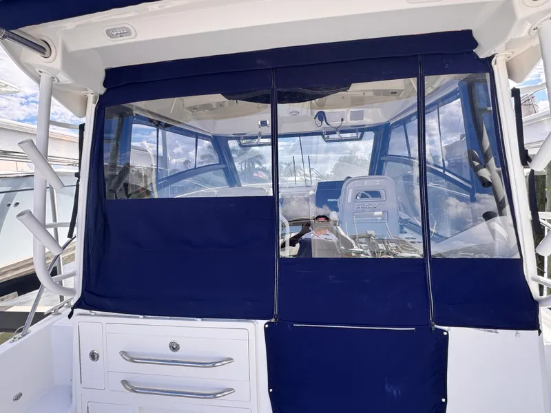 Slide: The Image of Boston Whaler 325 CONQUEST 2023 - 67