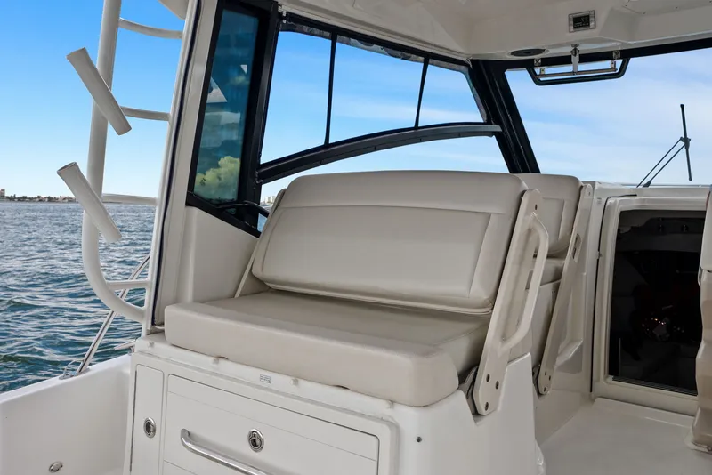 Slide: The Image of Boston Whaler 325 CONQUEST 2023 - 34