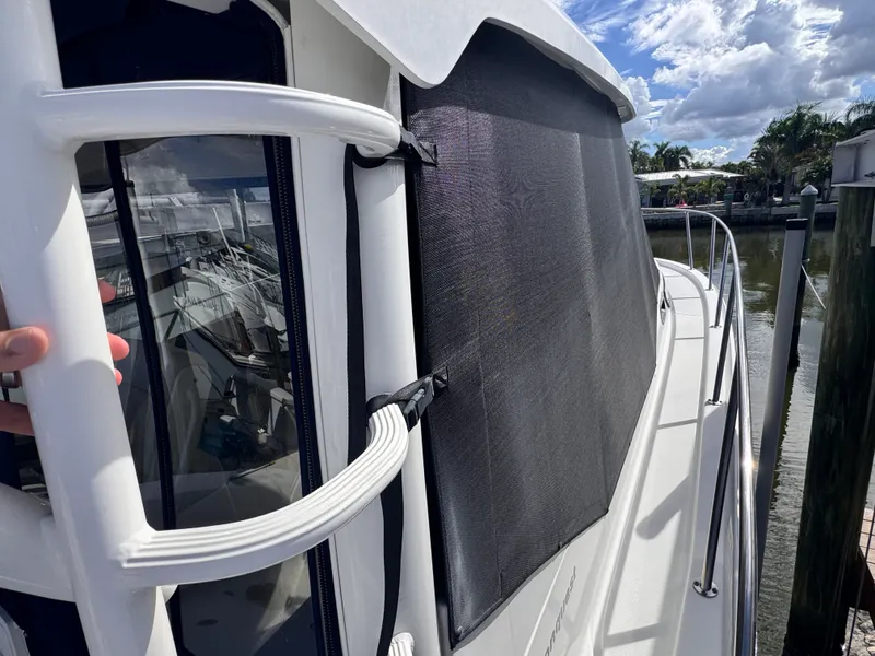 Slide: The Image of Boston Whaler 325 CONQUEST 2023 - 68