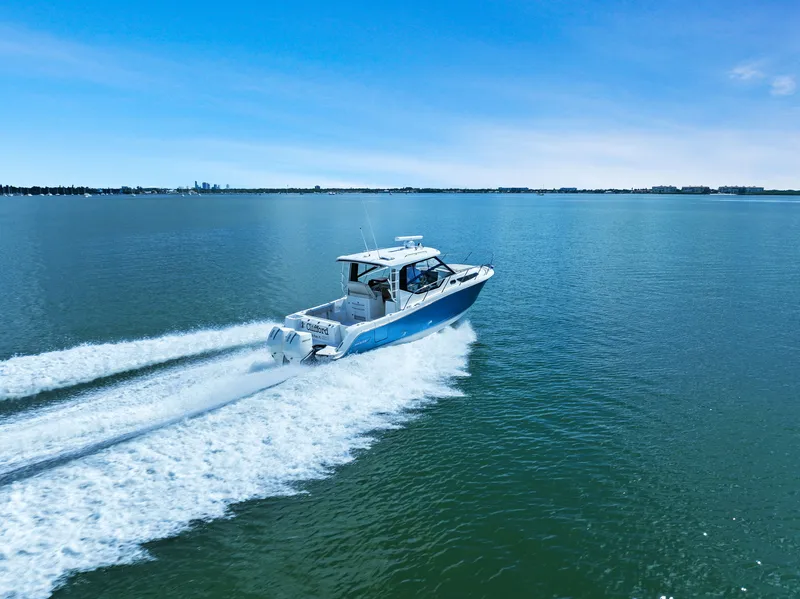 Slide: The Image of Boston Whaler 325 CONQUEST 2023 - 12