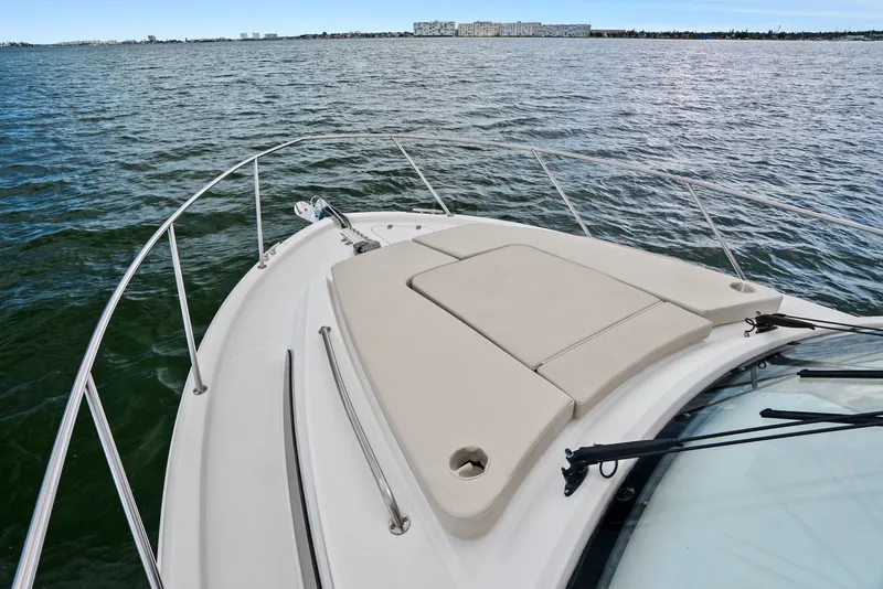 Slide: The Image of Boston Whaler 325 CONQUEST 2023 - 28