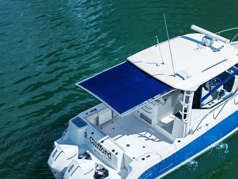 Slide: The Image of Boston Whaler 325 CONQUEST 2023 - 8