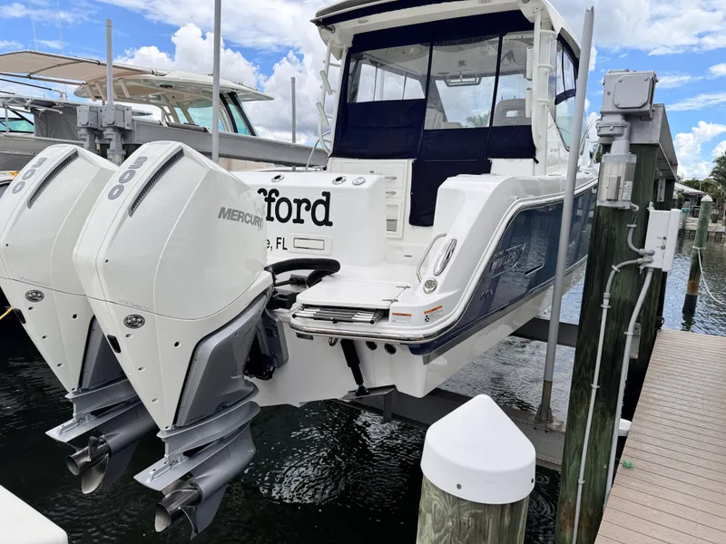Slide: The Image of Boston Whaler 325 CONQUEST 2023 - 66