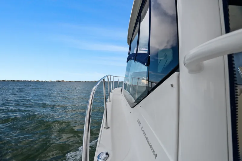 Slide: The Image of Boston Whaler 325 CONQUEST 2023 - 32