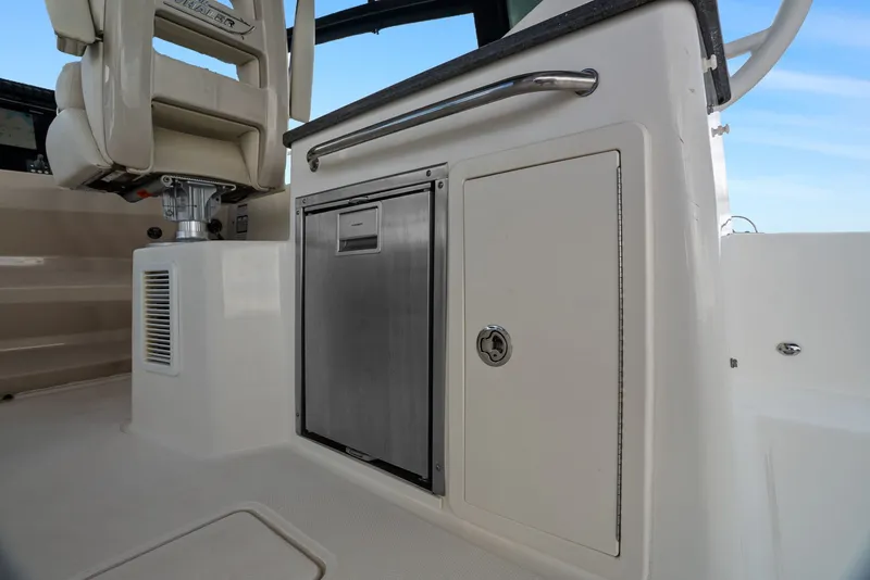 Slide: The Image of Boston Whaler 325 CONQUEST 2023 - 40