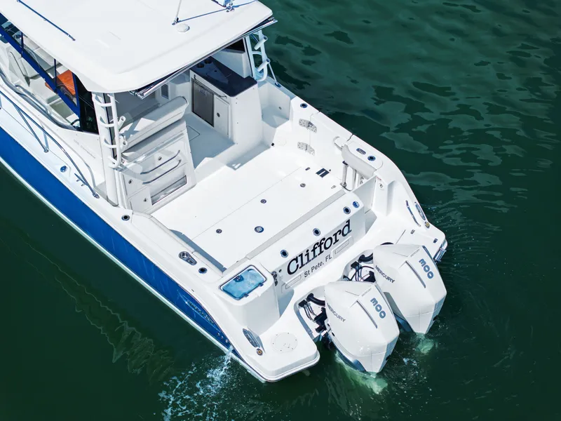 Slide: The Image of Boston Whaler 325 CONQUEST 2023 - 11