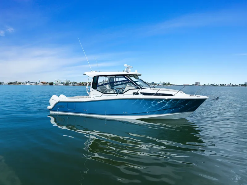 Slide: The Image of Boston Whaler 325 CONQUEST 2023 - 1